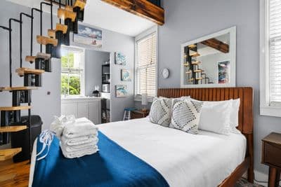 Pluto: Cozy Loft | Vibrant Retreat Near Nightlife