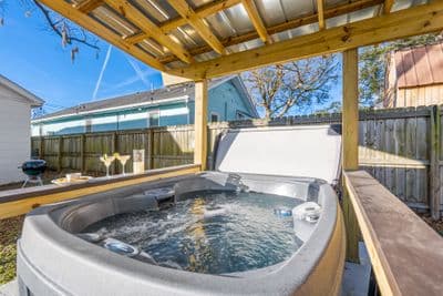 Boho Bliss: Hot Tub Haven Near Great Dining